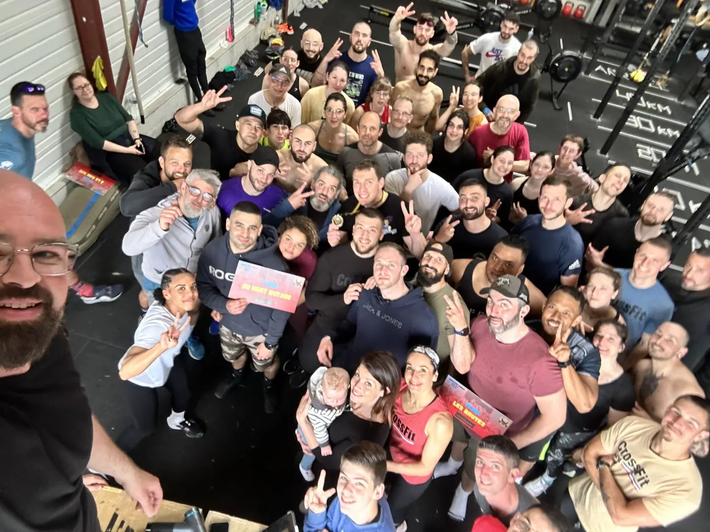 Les adhérents de CrossFit Beauvais réunis pour une photo de groupe dans la salle